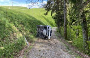 Fischingen TG: Auto mit zwei Insassen kippt bei Unfall auf Fahrerseite