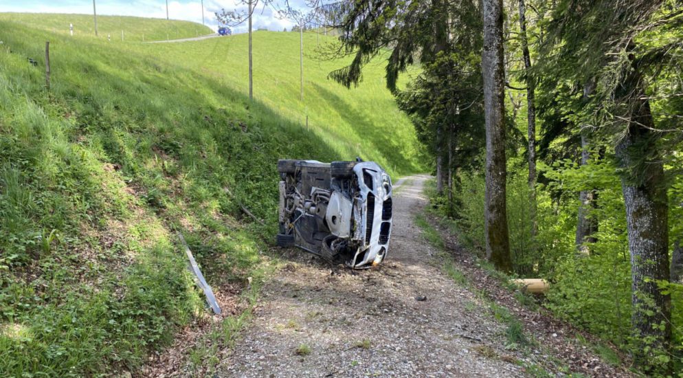 Fischingen TG: Auto mit zwei Insassen kippt bei Unfall auf Fahrerseite