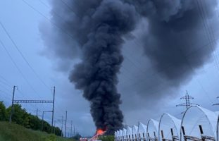 60 Feuerwehrleute im Einsatz bei Hangar-Brand in Ardon VS