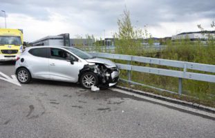 Bazenheid SG - Verletzte Autolenkerin nach Crash in die Leitplanke