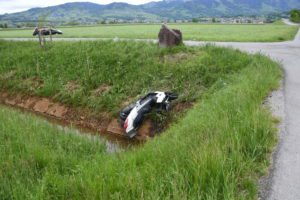 Benken SG: Motorradfahrer nach Unfall mit Auto verletzt