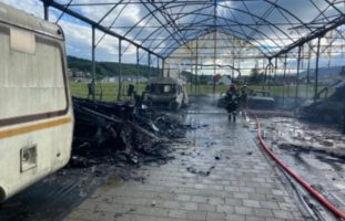 Aegerten BE: Brand in Lagerhalle mit abgestellten Fahrzeugen