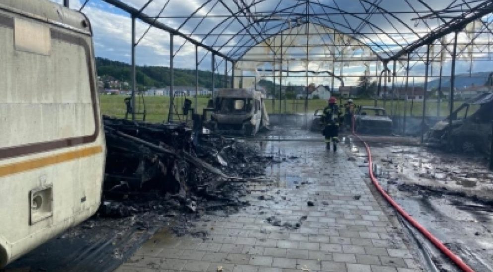 Aegerten BE: Brand in Lagerhalle mit abgestellten Fahrzeugen