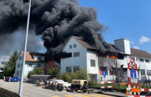 Däniken SO: Brand in Lager- und Produktionshalle einer Firma