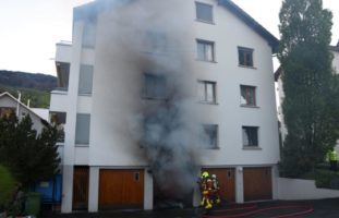 Mofa gerät in Buchs nach dem Betanken in Brand