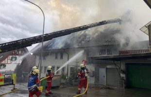 Obfelden ZH: Verletzter Mann nach Brand einer Dachwohnung