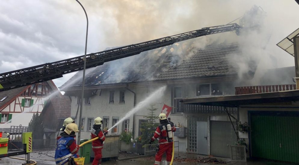 Obfelden ZH: Verletzter Mann nach Brand einer Dachwohnung