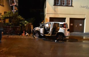 Auto bei Verkehrsunfall in Klosters neben die Fahrbahn geraten