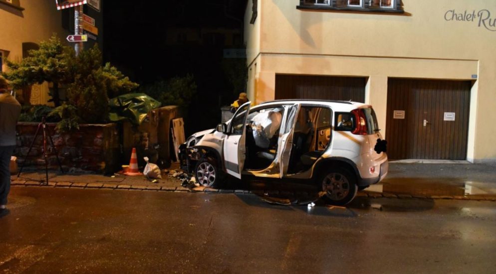 Auto bei Verkehrsunfall in Klosters neben die Fahrbahn geraten