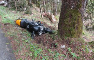 Verkehrsunfälle Mitlödi, Näfels GL - Motorradlenker bewusstlos