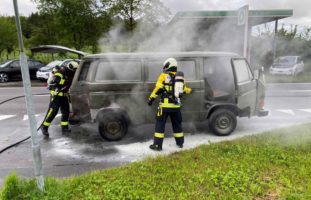 An der Sinserstrasse in Cham ist es zu einem Brand an einem Fahrzeugmotor in der Nähe einer Tankstelle gekommen. Es wurde niemand verletzt. Der Fahrzeugbrand ereignete sich am Mittwochmorgen (19. Mai 2021), kurz nach 08:30 Uhr, auf der Sinserstrasse in Cham. Aus noch nicht bekannten Gründen hat ein älterer Kleinbus im Bereich des Motors angefangen zu brennen. Dabei wurde niemand verletzt. Das Feuer konnte durch freiwillige Helfer und Angehörige der Feuerwehr Cham rasch gelöscht werden. Der Brand entstand aufgrund eines technischen Defektes am Fahrzeug. Die Sinserstrasse musste während der Löscharbeiten in beide Richtungen gesperrt werden. Siehe Meldung von heute Morgen Im Einsatz standen Mitarbeitende der Feuerwehr Cham, eines privaten Abschleppdienstes sowie der Zuger Polizei.