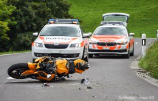 Mühlrüti SG: Motorradlenker (22) baut Unfall nach Überholmanöver