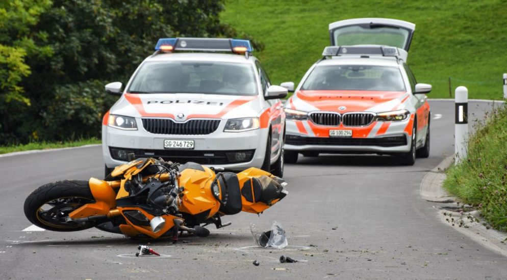 Mühlrüti SG: Motorradlenker (22) baut Unfall nach Überholmanöver