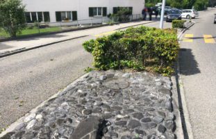 Verkehrsinsel in Uzwil SG überfahren - Fahrer fährt weiter