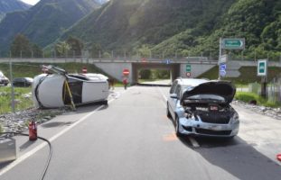 Auto nach Verkehrsunfall in Roveredo auf die Seite gekippt