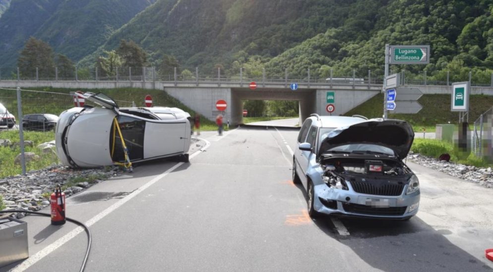 Auto nach Verkehrsunfall in Roveredo auf die Seite gekippt