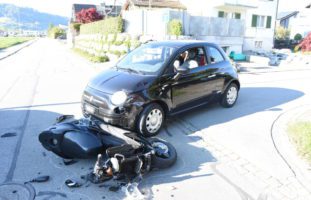 Heerbrugg SG: Crash zwischen Rollerfahrerin und PW