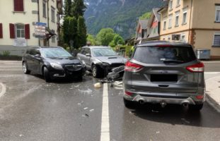 Mollis GL: Auto-Unfall zwischen drei Beteiligten PW