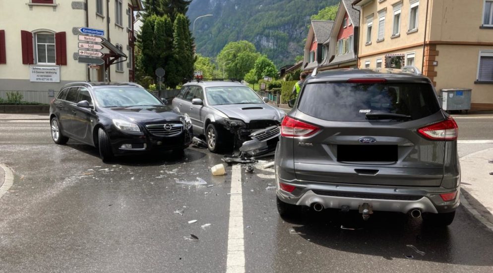 Mollis GL: Auto-Unfall zwischen drei Beteiligten PW