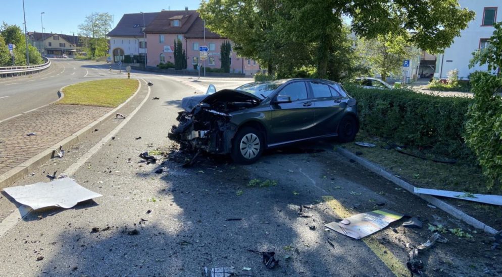 Stein AG - Mit geklautem Mercedes in Kandelaber geprallt