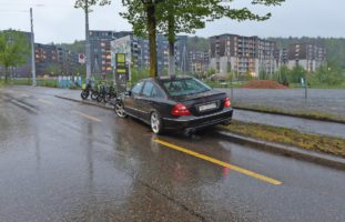 Mercedes kollidiert bei Unfall in Zürich ZH mit Baum