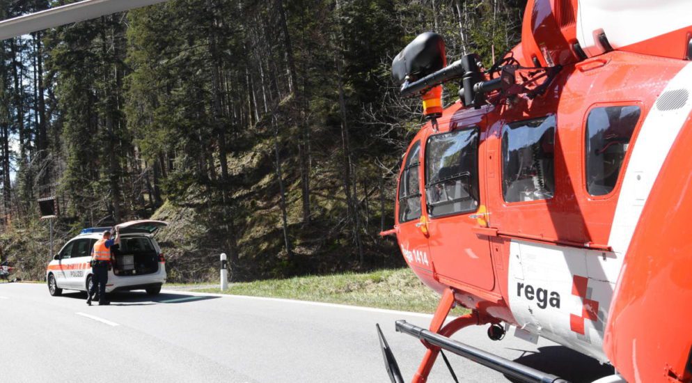 Unfall: Motorradfahrer (23) stürzt bei Wildhaus SG in Bach