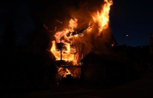 Eschenbach SG: Haus im Vollbrand