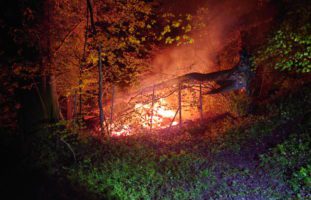 St. Margrethen: Holzhütte in Vollbrand