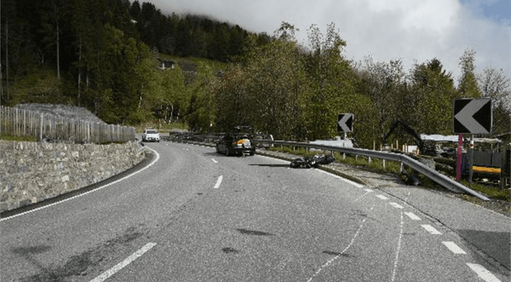 Churwalden GR - Verletzter Motorradlenker bei Kollision mit Leitplanke