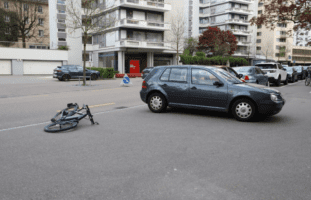 St. Gallen - Frau verletzt nach Kollision zwischen E-Bike und Auto