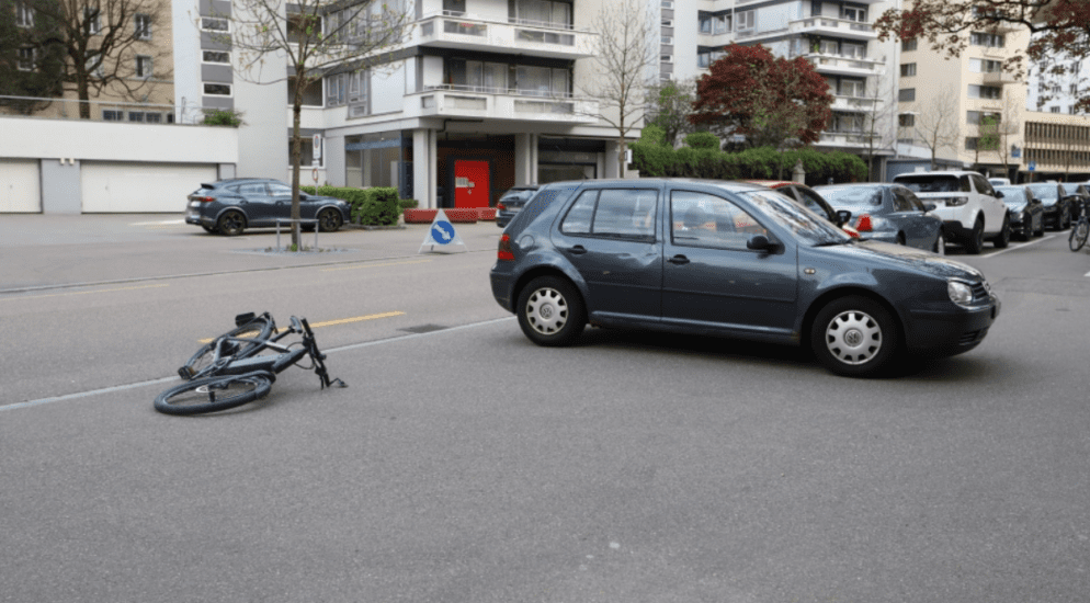 St. Gallen - Frau verletzt nach Kollision zwischen E-Bike und Auto