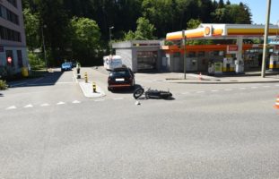 Dietikon: Schwerer Verkehrsunfall zwischen Motorradlenkerin und PW