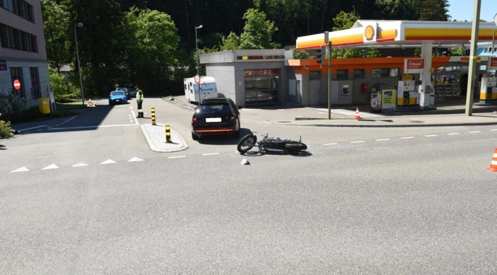 Dietikon: Schwerer Verkehrsunfall zwischen Motorradlenkerin und PW