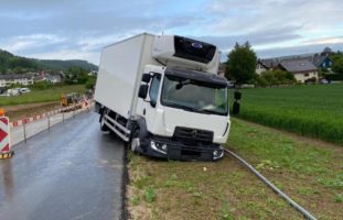 Ettingen BL: Lastwagenchauffeur verursacht einen Selbstunfall