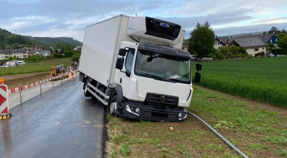 Ettingen BL: Lastwagenchauffeur verursacht einen Selbstunfall