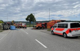 Boningen SO - Fahrmischer in Kurve auf die Seite gekippt