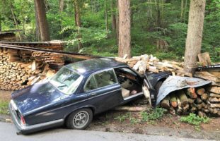 Näfels GL: Autofahrer verunfallt und prallt gegen Holzbeige