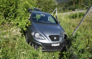 Bonaduz GR: Autofahrerin fährt in Kurve geradeaus und verunfallt mit Zaun