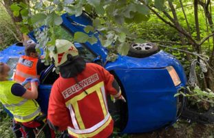 Hubersdorf SO: Autolenker fährt eine Waldböschung herunter