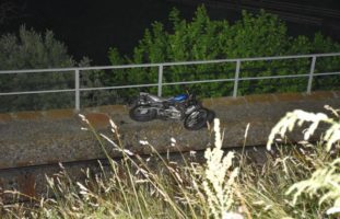 Küblis GR - Junger Motorradfahrer kollidiert mit Leitplanke und wird verletzt