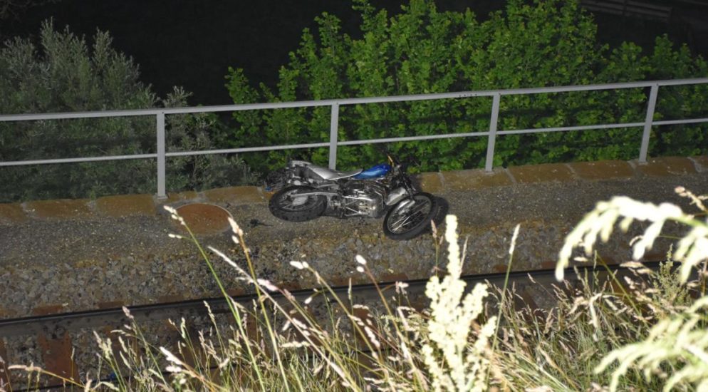 Küblis GR - Junger Motorradfahrer kollidiert mit Leitplanke und wird verletzt