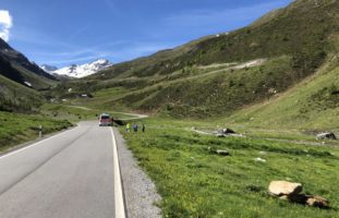 Val Müstair GR - Autofahrer nickt ein und touchiert Radfahrer