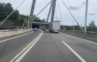 A4, Stadt Schaffhausen: Verkehrsunfall zwischen LKW und PW