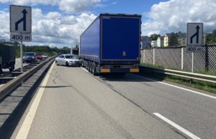 Verkehrsunfall Schaffhausen SH: Auto dreht sich auf A4 quer vor LKW