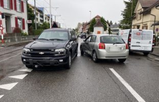 Personenwagenlenkerin nach Verkehrsunfall in Aesch verletzt