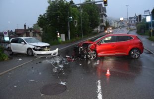 Frontalkollision zwischen zwei Autos in Herisau