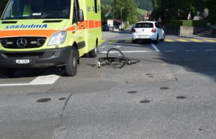 Fahrradfahrer bei Verkehrsunfall in PW geprallt