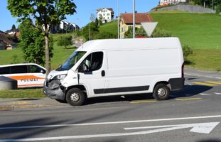 Verkehrsunfall in Waldstatt AR: Lieferwagenfahrer übersieht Postauto