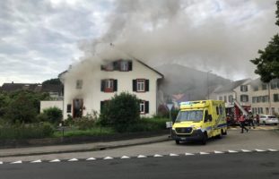 Brand in Pratteln BL - Feuerwehr rettet eine Person aus dem OG