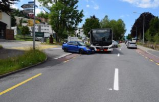 Crash zwischen Bus und PW in Herisau